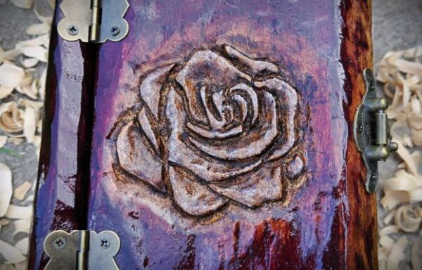 Libro di legno con rosa intagliata - immagine 2