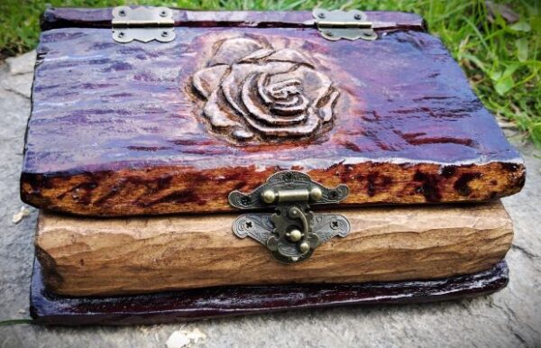 Libro di legno con rosa intagliata - immagine 7