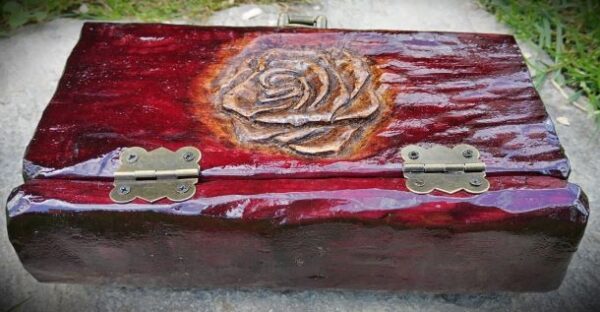 Libro di legno con rosa intagliata - immagine 8