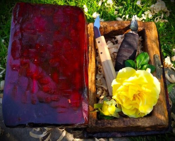 Libro di legno con rosa intagliata - immagine 6